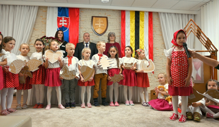 5. fotografia fotogalérie Aktuality / Jubilanti a uvítanie detičiek do života - foto