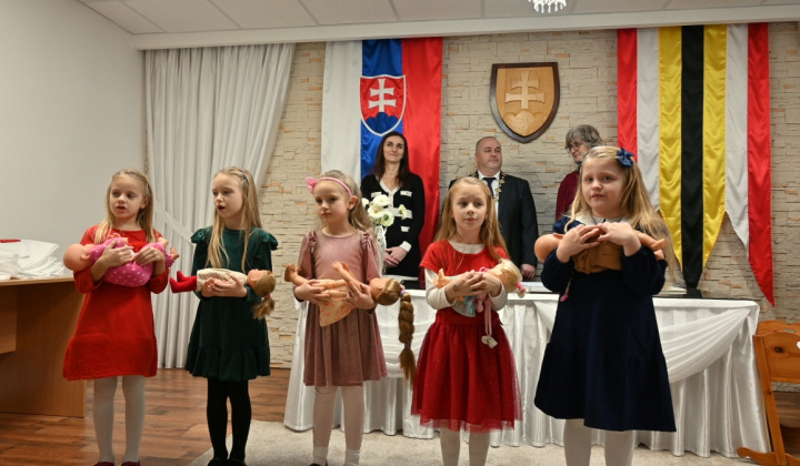 7. fotografia fotogalérie Aktuality / Jubilanti a uvítanie detičiek do života - foto
