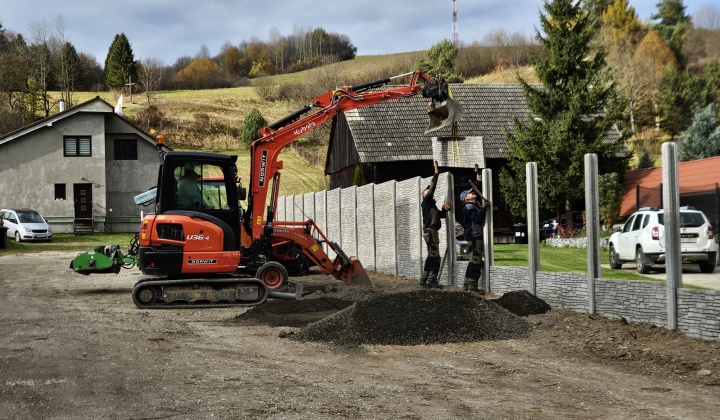 5. fotografia fotogalérie Obecný podnik – Plot pri obecnej budove, súp. č. 217