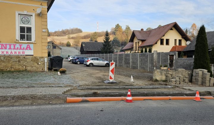 7. fotografia fotogalérie Obecný podnik – Plot pri obecnej budove, súp. č. 217