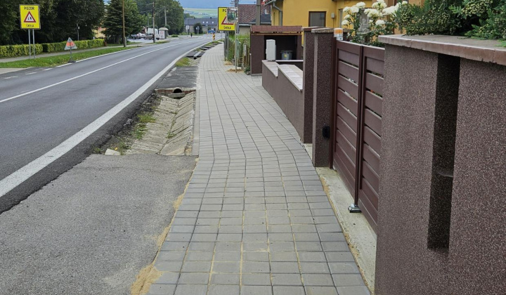 7. fotografia fotogalérie Obecný podnik – Rekonštrukcia spevnenej plochy - chodníka v časti obce Plavnica