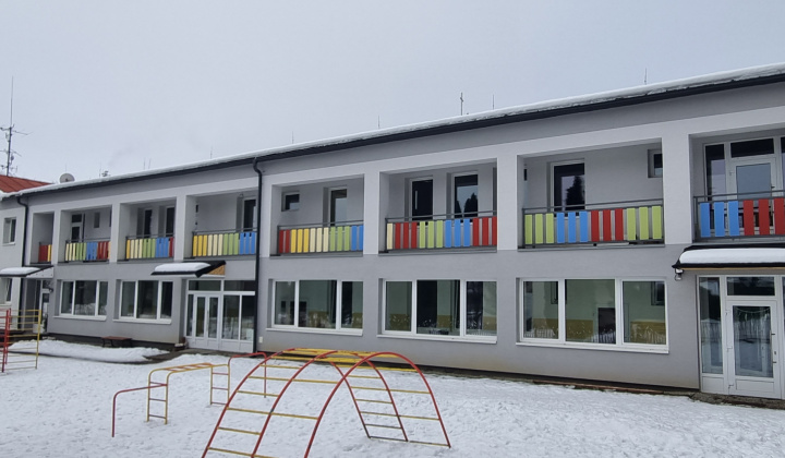 1. fotografia fotogalérie Obecný podnik – Realizácia striešok pred vchodmi do budovy MŠ
