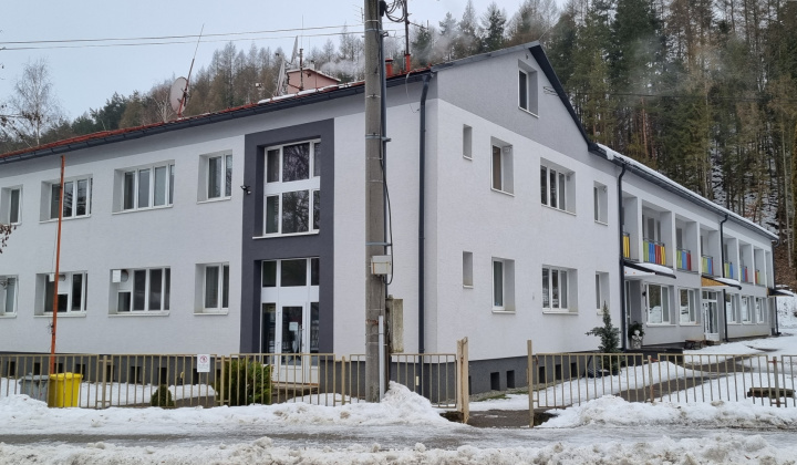 2. fotografia fotogalérie Obecný podnik – Realizácia striešok pred vchodmi do budovy MŠ
