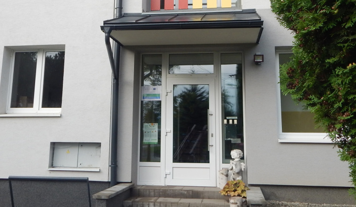 3. fotografia fotogalérie Obecný podnik – Realizácia striešok pred vchodmi do budovy MŠ