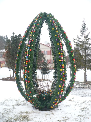 Veľkonočné vajíčko pri kostole Sedembolestnej Panny Márie v Plavnici