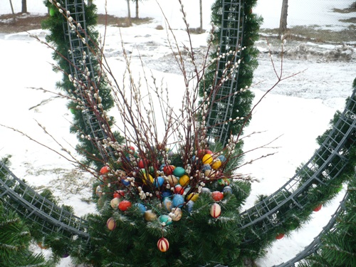 Veľkonočné vajíčko pri kostole Sedembolestnej Panny Márie v Plavnici